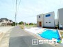 ～閑静な住宅街の立地～
・周辺は閑静な住宅街となっておりますので、静かな暮らしをご実現いただけます。
・前面道路の交通量も多くないので、小さなお子様がいるご家庭でもご安心ですね。
(８号棟)