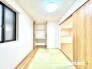 ～嬉しい収納付きの和室～
・寝室や趣味のお部屋はもちろん、リビングとも隣接しているためお子様のプレイルーム、お昼寝など用途様々ですね。
・お布団などもしまえる収納付きです。