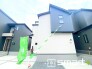 ～スタイリッシュな外観～
・外壁はシックな色彩でデザイン性に優れた見た目となっております。
・ホワイトに重厚感のある濃い目のカラーの指し色を入れることによって、オシャレな外観に。
