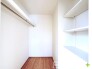 ～憧れのウォークインクローゼット～
・居室にウォークインを設ける事で季節ものや趣味の用具などもスッキリと収納可能です。
・ぜひ現地でその便利さをご体感くださいませ。
