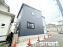 ～閑静な住宅街の立地～
・周辺は閑静な住宅街となっておりますので、静かな暮らしをご実現いただけます。
・前面道路の交通量も多くないので、小さなお子様がいるご家庭でもご安心ですね。
