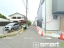～十分な広さのある前面道路～
・前面道路は約４ｍございますので、お車でのすれ違いも可能で余計なストレスがかかりません。
・日々お車での移動が多い方には大切なポイントですね。
