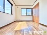 ～自然な風合いの洋室～
・ナチュラルな色彩で纏められた洋室は家具のコーディネートもしやすくなっております。
・どんな家具にするか考えるだけでも楽しくなってきますね。
