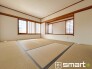 ～２面採光の明るいお部屋～
・和室は２面採光とする事で穏やかな陽の入る明るい空間となっております。
・くつろぎのプライベート時間を明るい空間で穏やかにお過ごしいただけます。
