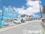 ～閑静な住宅街の立地～
・周辺は閑静な住宅街となっておりますので、静かな暮らしをご実現いただけます。
・前面道路の交通量も多くないので、小さなお子様がいるご家庭でもご安心ですね。
