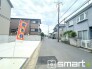 ～十分な広さのある前面道路～
・前面道路は約６ｍございますので、お車でのすれ違いも楽々で余計なストレスがかかりません。
・日々お車での移動が多い方には大切なポイントですね。
