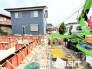 ～ベタ基礎でしっかりとした土台～
・コンクリートの中に鉄筋を配し強度を高めた「ベタ基礎」を採用。
・しっかりとした土台を造ったうえで、その上に建物が築造されていきます。
