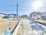 ～陽当りの良い南道路の立地～
・南側に道路がございますので、穏やかな陽の入る陽当り良好なお住まい。
・将来的にも陽当りが確保されているのが嬉しいポイントですね。
(１号地)