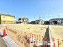 ～閑静な住宅街の立地～
・周辺は閑静な住宅街となっておりますので、静かな暮らしをご実現いただけます。
・前面道路の交通量も多くないので、小さなお子様がいるご家庭でもご安心ですね。
