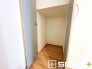 ～ちょっとした空間も有効活用～
・廊下も無駄にせずしっかりと収納をご用意。ちょっとしたスペースも無駄にしません。
・掃除機など意外と置場に困る物もしっかりと収納可能です。
(Ａ号棟)