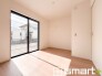 ～自然な風合いの洋室～
・ナチュラルな色彩で纏められた洋室は家具のコーディネートもしやすくなっております。
・どんな家具にするか考えるだけでも楽しくなってきますね。
