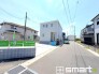 ～閑静な住宅街の立地～
・周辺は閑静な住宅街となっておりますので、静かな暮らしをご実現いただけます。
・前面道路の交通量も多くないので、小さなお子様がいるご家庭でもご安心ですね。
