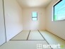 ～使い勝手の良い「和洋室」～
・畳敷きに建具は洋風、というハイブリッド型の「和洋室」。和室と洋室の良い所を組み合わせたお部屋です。
・やはり畳の香りは心が落ち着きますね。
