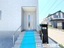 ～お住まいの顔「玄関」～
・玄関ドアの上にはもちろん軒がございますので、雨の日でも濡れずに鍵の開閉が可能です。
・鍵は防犯性に優れたディンプルキーを採用。

