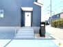 ～お住まいの顔「玄関」～
・玄関ドアの上にはもちろん軒がございますので、雨の日でも濡れずに鍵の開閉が可能です。
・鍵は防犯性に優れたディンプルキーを採用。
