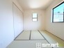 ～使い勝手の良い「和洋室」～
・畳敷きに建具は洋風、というハイブリッド型の「和洋室」。和室と洋室の良い所を組み合わせたお部屋です。
・やはり畳の香りは心が落ち着きますね。
