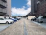 ～敷地内に駐車場をご用意～
・敷地内に収容力に優れた機械式駐車場がございますので、お車をお持ちの方も是非ご検討ください。
・空き状況のご確認などもお気軽にどうぞ。

