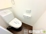 ～小窓付きの明るいトイレ～
・使用後や掃除の際には新鮮な空気を取り込み換気ができます。
・背面のスペースにちょっとした棚を設置すれば、トイレットペーパーのストックなども置けますね。