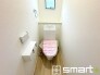 ～小窓付きの明るいトイレ～
・使用後や掃除の際には新鮮な空気を取り込み換気ができます。
・背面のスペースにちょっとした棚を設置すれば、トイレットペーパーのストックなども置けますね。