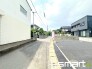 ～閑静な住宅街の立地～
・周辺は閑静な住宅街となっておりますので、静かな暮らしをご実現いただけます。
・前面道路の交通量も多くないので、小さなお子様がいるご家庭でもご安心ですね。
