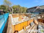1号棟 ～ベタ基礎でしっかりとした土台～
・コンクリートの中に鉄筋を配し強度を高めた「ベタ基礎」を採用。
・しっかりとした土台を造ったうえで、その上に建物が築造されていきます。

