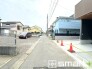 ～十分な広さのある前面道路～
・前面道路は約４ｍございますので、お車でのすれ違いも可能で余計なストレスがかかりません。
・日々お車での移動が多い方には大切なポイントですね。
