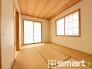 ～「和みの部屋」和室をご用意～
・ゴロンと寝転がったり、お子様のいるご家庭ではお子様を寝かしつけたり、などご活用いただける和室をご用意。
・やはり畳の香りは心が落ち着きますね。
