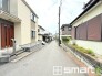～閑静な住宅街の立地～
・周辺は閑静な住宅街となっておりますので、静かな暮らしをご実現いただけます。
・前面道路の交通量も多くないので、小さなお子様がいるご家庭でもご安心ですね。
