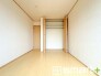 ～収納豊富な洋室～
・各居室に備え付けの収納をご用意。タンスなどを置く場合と比べ出っ張らないので部屋の中を有効のご活用いただけます。
・収納の広さなどぜひ現地でご確認くださいませ。
