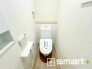 ～窓付きの明るいトイレ～
・使用後や掃除の際に窓を開ければ、外からの新鮮な空気を取り込み素早く換気ができます。
・埋め込み収納付きでストックや掃除用具もスッキリ片付きますね。
(１号棟)