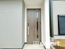 1号棟 ～お住まいの顔「玄関」～
・玄関ドアの上にはもちろん軒がございますので、雨の日でも濡れずに鍵の開閉が可能です。
・鍵は防犯性に優れたディンプルキーを採用。
