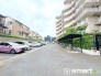 ～便利な平面駐車場～
・広い敷地を活かした平面式の駐車場。車の出し入れが楽で利便性に優れます。
・空き状況などもお気軽にお問い合わせくださいませ。
