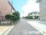 ～開放感ある角地のお住まい～
・２方向が空く事で開放感のある角地に位置しております。
・窮屈な感じが無く、ゆったりと暮らせるこの魅力をぜひ現地でご体感くださいませ。(１号棟)

