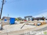 ～閑静な住宅街の立地～
・周辺は閑静な住宅街となっておりますので、静かな暮らしをご実現いただけます。
・前面道路の交通量も多くないので、小さなお子様がいるご家庭でもご安心ですね。
