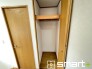 ～収納豊富な洋室～
・各居室に備え付けの収納をご用意。タンスなどを置く場合と比べ出っ張らないので部屋の中を有効のご活用いただけます。
・収納の広さなどぜひ現地でご確認くださいませ。
