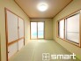 ～「和みの部屋」和室をご用意～
・ゴロンと寝転がったり、お子様のいるご家庭ではお子様を寝かしつけたり、などご活用いただける和室をご用意。
・やはり畳の香りは心が落ち着きますね。
