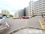 ～便利な平面駐車場～
・広い敷地を活かした平面式の駐車場。車の出し入れが楽で利便性に優れます。
・空き状況などもお気軽にお問い合わせくださいませ。
