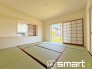 ～２面採光の明るいお部屋～
・和室は２面採光とする事で穏やかな陽の入る明るい空間となっております。
・くつろぎのプライベート時間を明るい空間で穏やかにお過ごしいただけます。
