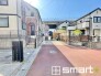 ～十分な広さのある前面道路～
・前面道路は約６ｍございますので、お車でのすれ違いも楽々で余計なストレスがかかりません。
・日々お車での移動が多い方には大切なポイントですね。
