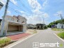 ～閑静な住宅街の立地～
・周辺は閑静な住宅街となっておりますので、静かな暮らしをご実現いただけます。
・前面道路の交通量も多くないので、小さなお子様がいるご家庭でもご安心ですね。
