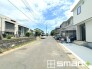 ～閑静な住宅街の立地～
・周辺は閑静な住宅街となっておりますので、静かな暮らしをご実現いただけます。
・前面道路の交通量も多くないので、小さなお子様がいるご家庭でもご安心ですね。
