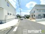 ～十分な広さのある前面道路～
・前面道路は約６ｍございますので、お車でのすれ違いも楽々で余計なストレスがかかりません。
・日々お車での移動が多い方には大切なポイントですね。
