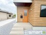～お住まいの顔「玄関」～
・玄関ドアの上にはもちろん軒がございますので、雨の日でも濡れずに鍵の開閉が可能です。
・鍵は防犯性に優れたディンプルキーを採用。
（２号棟）

