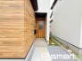 ～お住まいの顔「玄関」～
・玄関ドアの上にはもちろん軒がございますので、雨の日でも濡れずに鍵の開閉が可能です。
・鍵は防犯性に優れたディンプルキーを採用。
