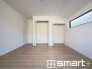 ～２面採光の明るいお部屋～
・洋室は２面採光とする事で穏やかな陽の入る明るい空間となっております。
・くつろぎのプライベート時間を明るい空間で穏やかにお過ごしいただけます。
(２号棟)
