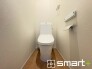 ～やはり便利なタンク式トイレ～
・最近はタンクレストイレもございますが、タンク式の場合は停電時もお水を流すことが可能。
・故障時なども比較的費用が安くなるなど、メリットが多くなります。
(２号棟)