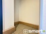 ～収納スペース充実の玄関周り～
・玄関横に土間収納をご用意。ベビーカーやゴルフバッグ、お子様のスポーツ用品など収納可能です。
(２号棟)