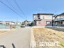 2号棟 ～十分な広さのある前面道路～
・前面道路は約５ｍございますので、お車でのすれ違いも可能で余計なストレスがかかりません。
・日々お車での移動が多い方には大切なポイントですね。
