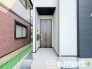～お住まいの顔「玄関」～
・玄関ドアの上にはもちろん軒がございますので、雨の日でも濡れずに鍵の開閉が可能です。
・鍵は防犯性に優れたディンプルキーを採用。
