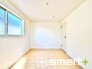 ～２面採光の明るいお部屋～
・洋室は２面採光とする事で穏やかな陽の入る明るい空間となっております。
・くつろぎのプライベート時間を明るい空間で穏やかにお過ごしいただけます。
(1号棟)